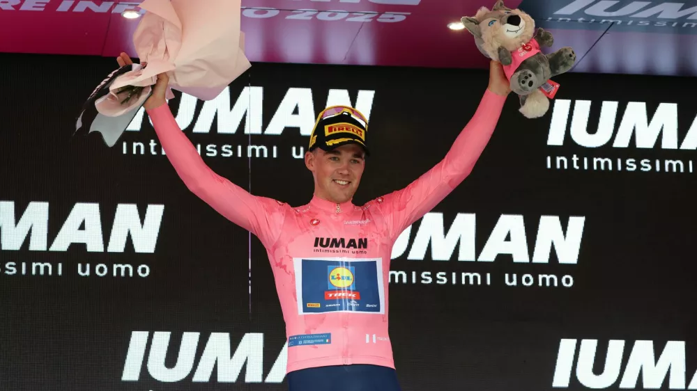Mads Pedersen je prvi kolesar 108. dirke po Italiji, ki je oblekel rožnato majico. Foto: Reuters