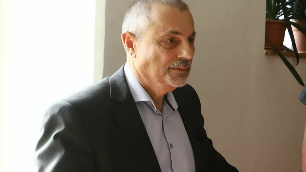 Peter Jambrek, sociolog in pravnik

Z Ribičičem pragmatično ugotavljava, da je za oboje &scaron;e najbolj sprejemljiv kombinirani volilni sistem.