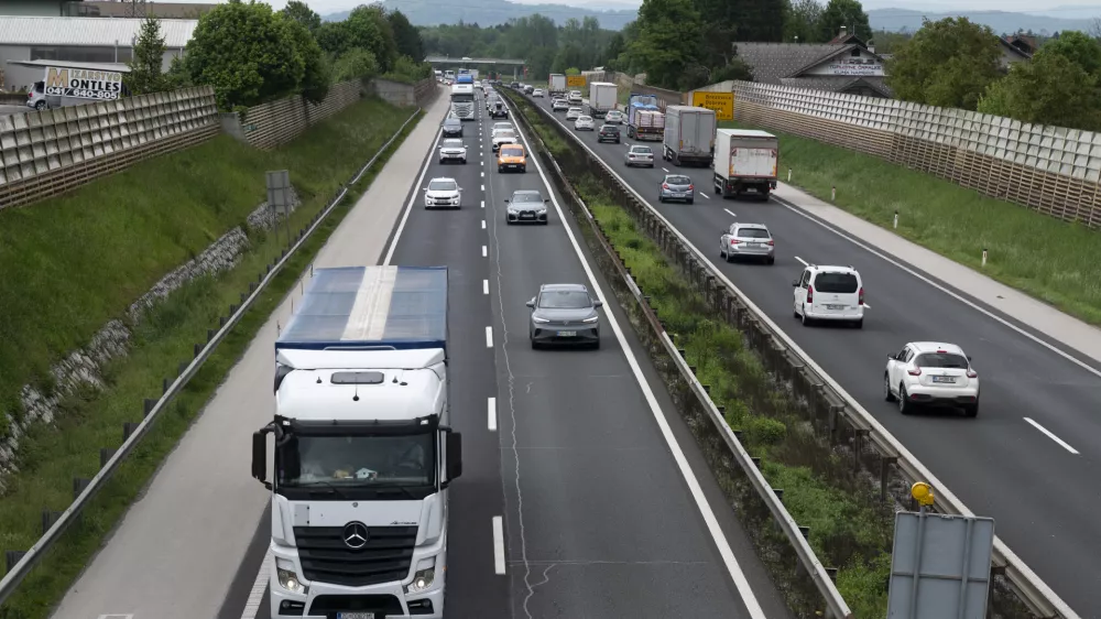 Na raz&scaron;iritev &scaron;tajerske in zlasti primorske vpadnice pred Ljubljano v &scaron;estpasovnico bomo &ndash; v zastojih &ndash; čakali precej dlje od predvidenega. Foto: Nik Erik Neubauer