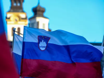 -Slovenska zastava, cerkveni stolp, ločitev cerkve od države, katoli&scaron;ka cerkev, - 19.02.2025. 17. protest kvazi upokojencev in zavoda, ali karkoli že 1. oktober proti vladi Roberta Goloba pod vodstvom kriminalca Pavla Ruparja.//FOTO: Bojan Velikonja