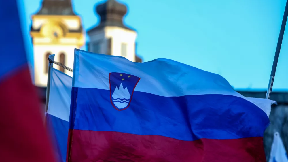 -Slovenska zastava, cerkveni stolp, ločitev cerkve od države, katoli&scaron;ka cerkev, - 19.02.2025. 17. protest kvazi upokojencev in zavoda, ali karkoli že 1. oktober proti vladi Roberta Goloba pod vodstvom kriminalca Pavla Ruparja.//FOTO: Bojan Velikonja