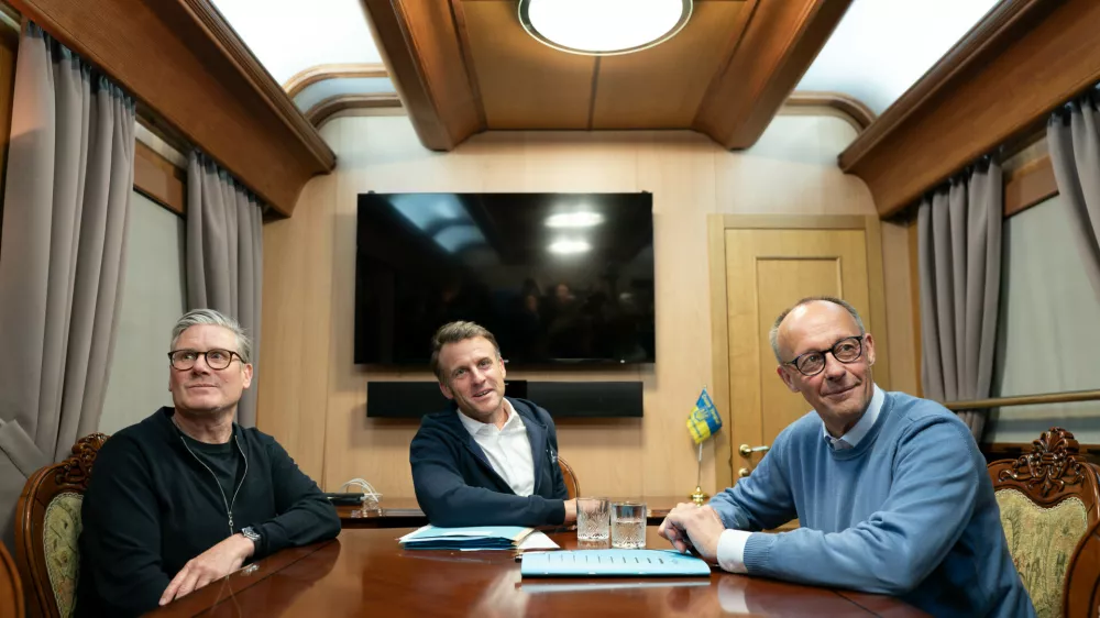 09 May 2025, Ukraine, Kiev: (L-R) French President Emmanuel Macron, British Prime Minister Keir Starmer, and German Chancellor Friedrich Merz stand together in the saloon car of a special train en route to Kiev to meet with the President of Ukraine. Alongside European nations, the United States is pushing for a 30-day ceasefire between Russia and Ukraine. Photo: Stefan Rousseau/PA Wire/dpa
