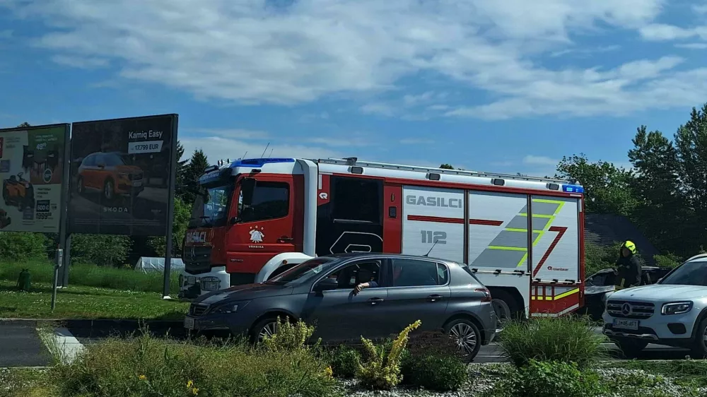 Požar vozila pri Vrhniki. Foto: bralka