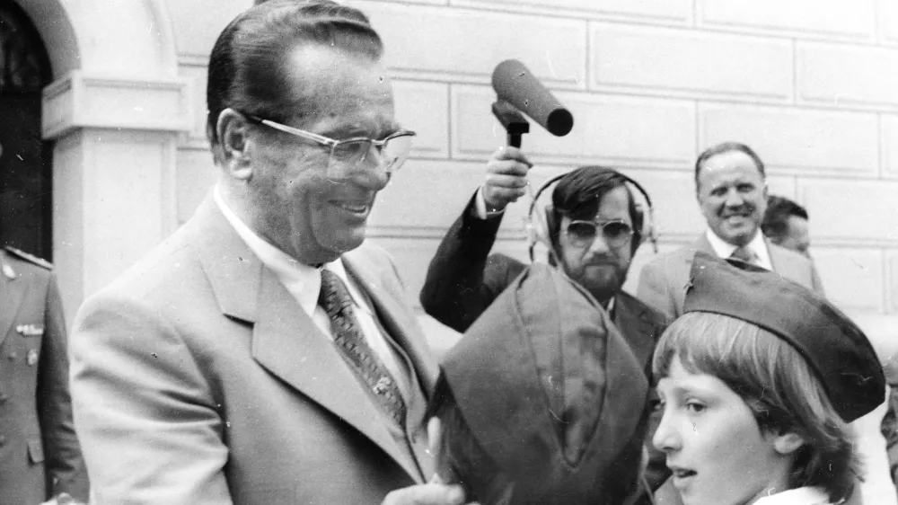 Tito s pionirji v Ljubljani, v ozadju je opaziti tudi prvega človeka slovenskih komunistov v sedemdesetih Franceta Popita