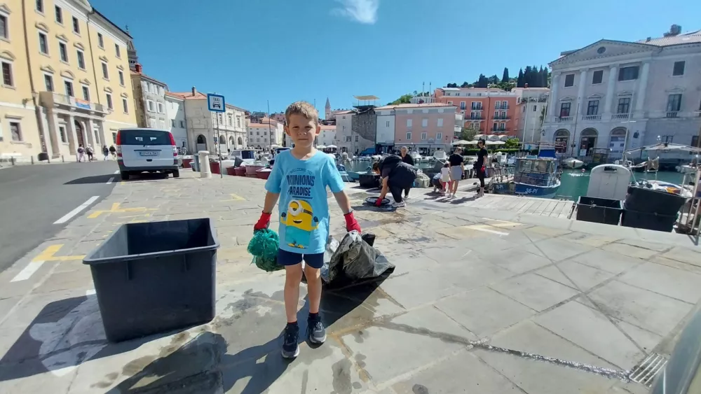 Najmlaj&scaron;i člani PGD Piran so pridno pomagali potapljačem v vodi. Foto: Vesna Levičnik