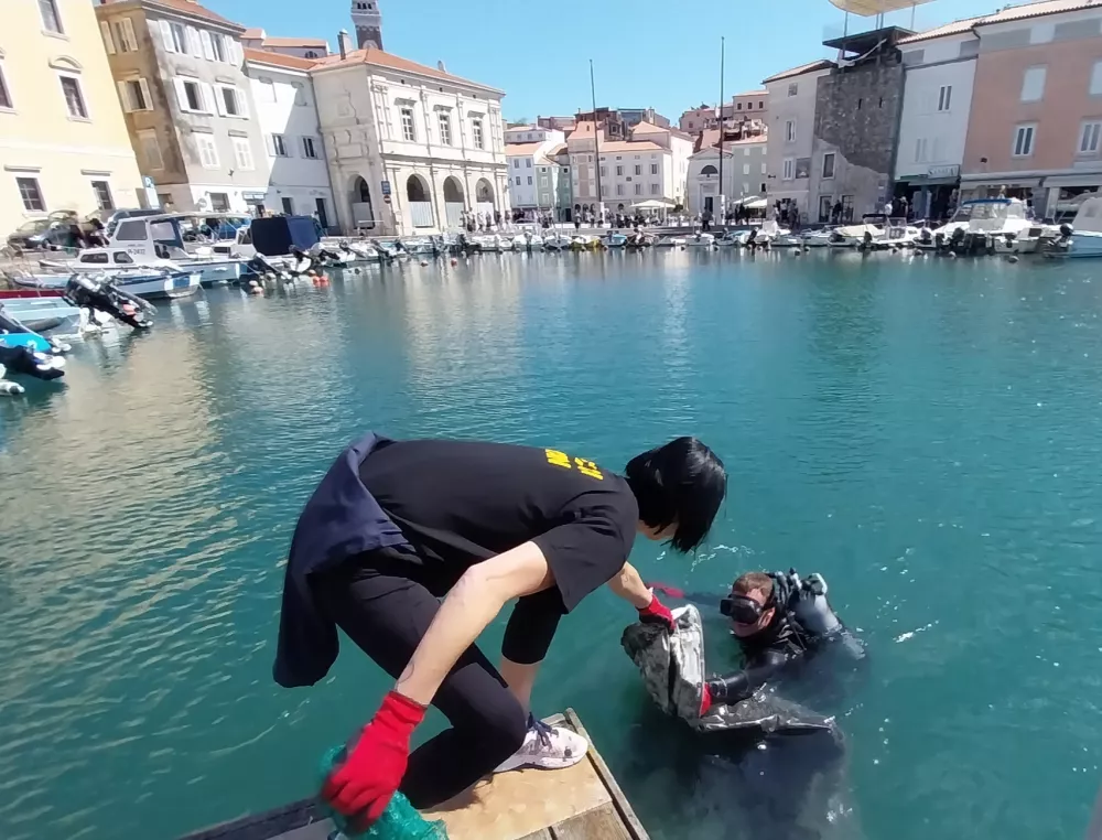 Iz morja so potegnili tudi ponjavo. Foto: Vesna Levičnik