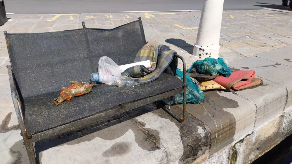 Manj&scaron;i del odpadkov in tudi klop, ki so jo potegnili na kopno. Foto: Vesna Levičnik