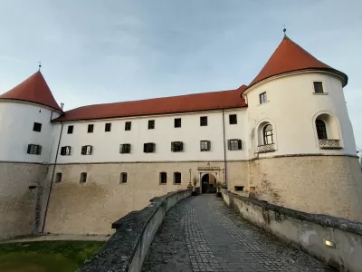 Za zidovi gradu Mokrice se nahaja restavracija 1444 z mlado in zagnano ekipo v kuhinji. 