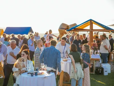 Ta konec tedna vabljeni na najlep&scaron;o razgledno točko v slovenski Istri, kjer bodo slavili kralja istrskih vin &ndash; refo&scaron;k. F FB/visitkoper.si