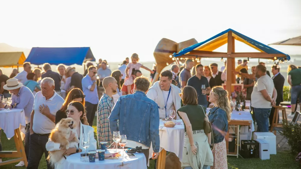 Ta konec tedna vabljeni na najlep&scaron;o razgledno točko v slovenski Istri, kjer bodo slavili kralja istrskih vin &ndash; refo&scaron;k. F FB/visitkoper.si