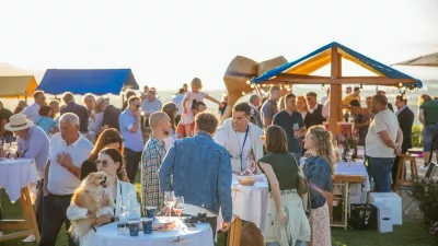 Ta konec tedna vabljeni na najlep&scaron;o razgledno točko v slovenski Istri, kjer bodo slavili kralja istrskih vin &ndash; refo&scaron;k. F FB/visitkoper.si