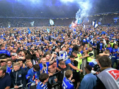 Soccer Football - 2. Bundesliga - Hamburger SV v SSV Ulm 1846 - Volksparkstadion, Hamburg, Germany - May 10, 2025 Hamburger SV fans on the pitch as they celebrate after achieving promotion REUTERS/Fabian Bimmer   TPX IMAGES OF THE DAY
