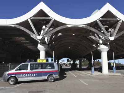 - 18.01.2016 - Avstrija - mejni prehod Karavanke - Avstrijska policija zaradi navala beguncev izvaja poostren nadzor na mejnih prehodih - preverjanje dokumentov pri prestopu državne meje  ///FOTO: Luka Cjuha.