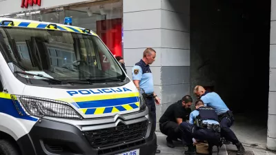 - Policija, policijski postopek, varovanje, varnostnik.- 10.07.2024. - Aretacija, verjetno zaradi tatvine, na Čopovi ulici, pred trgovino H&M v Ljubljani.//FOTO: Bojan Velikonja
