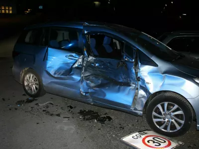 Prehiter voznik je bežal pred policijo, ustavil se je &scaron;ele po trku v prometni znak in dva parkirana avtomobila. 