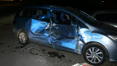 Prehiter voznik je bežal pred policijo, ustavil se je &scaron;ele po trku v prometni znak in dva parkirana avtomobila. 