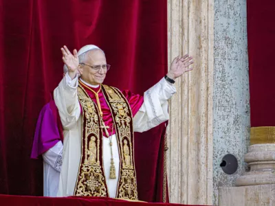 Newly elected Pope Leo XIV, formerly Cardinal Robert Francis Prevost, appears on the central loggia of St. Peter's Basilica at the Vatican shortly after his election as the 267th pontiff of the Roman Catholic Church, Thursday, May 8, 2025. (AP Photo/Domenico Stinellis) / Foto: Domenico Stinellis