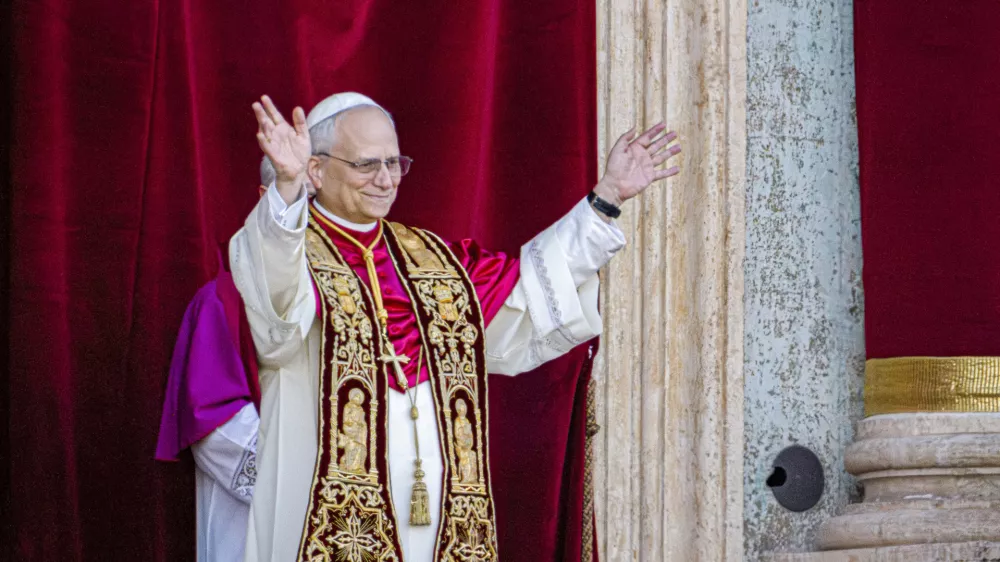 Newly elected Pope Leo XIV, formerly Cardinal Robert Francis Prevost, appears on the central loggia of St. Peter's Basilica at the Vatican shortly after his election as the 267th pontiff of the Roman Catholic Church, Thursday, May 8, 2025. (AP Photo/Domenico Stinellis) / Foto: Domenico Stinellis