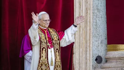 Newly elected Pope Leo XIV, formerly Cardinal Robert Francis Prevost, appears on the central loggia of St. Peter's Basilica at the Vatican shortly after his election as the 267th pontiff of the Roman Catholic Church, Thursday, May 8, 2025. (AP Photo/Domenico Stinellis) / Foto: Domenico Stinellis