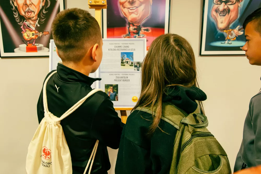 S trinajstimi kuharji mentorji je kuhalo nekaj več kot 100 učencev in učenk, ki so svoje vtise strnili v razstavi. Foto: Sandi Fi&scaron;er