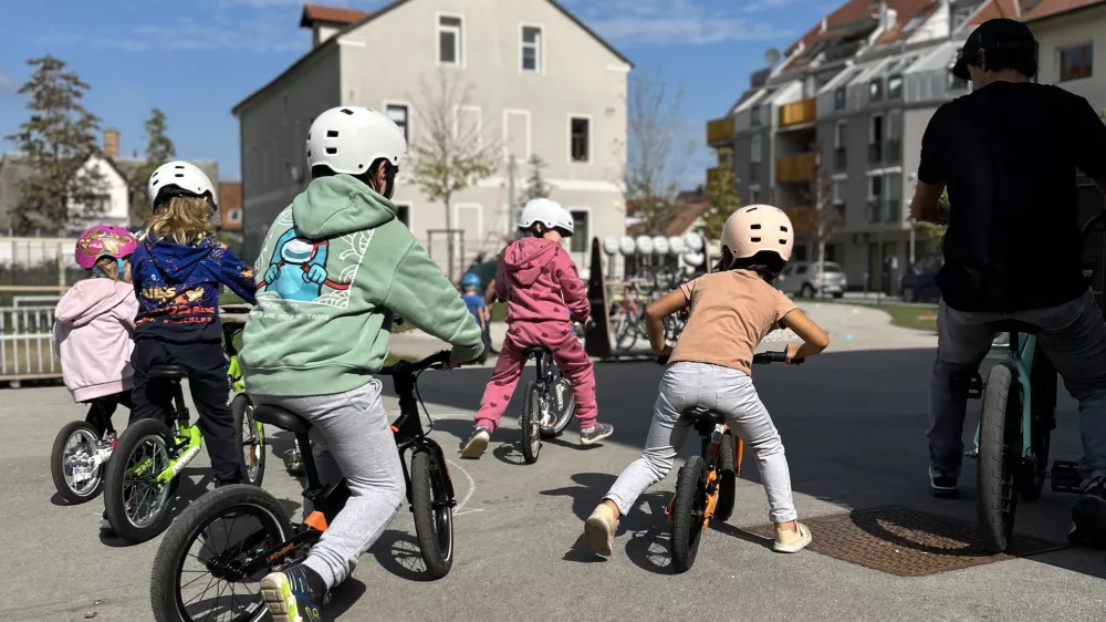 Otroci iz vrtca Najdihojca so se vključili v kolesarsko delavnico Stopala na pedala. Foto: Osebni arhiv