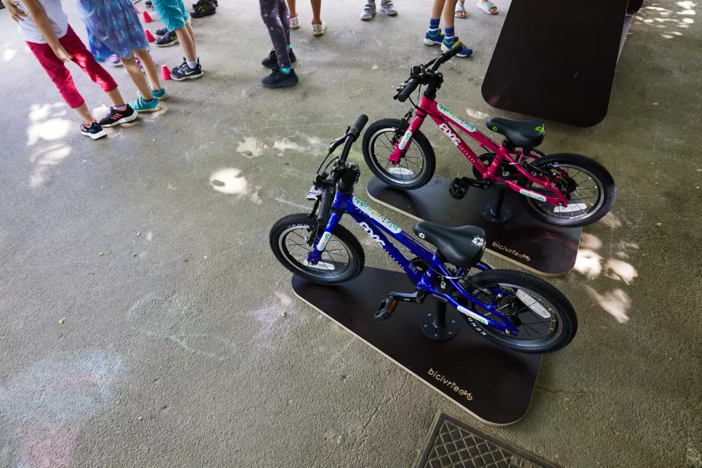 Kolesarski trenažer tudi za manj&scaron;e, otro&scaron;ko kolo je odličen pripomoček za učenje. Foto: Osebni arhiv, Metod Blejec