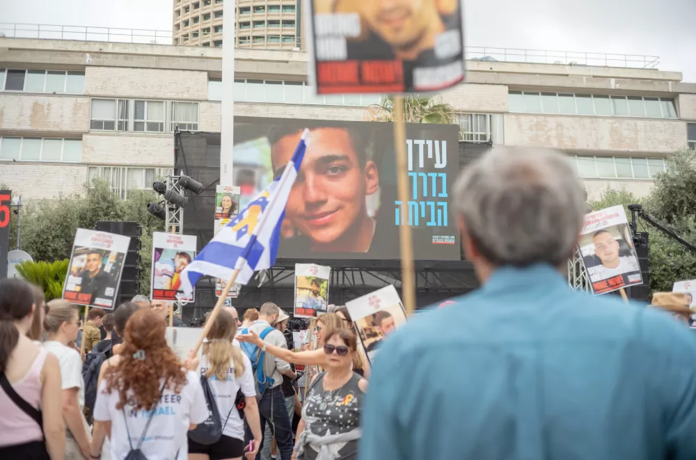 12 May 2025, Israel, Tel Aviv: Israelis gather at the hostage square ahead of the release of US-Israeli hostage Edan Alexander held by the Palestinian Hamas militant group in Gaza. Photo: ILIA YEFIMOVICH/dpa