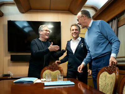 Britain's Prime Minister Keir Starmer meets with French President Emmanuel Macron and German Chancellor Friedrich Merz on board a train to the Ukrainian capital Kyiv where all three will hold meetings with Ukrainian President Volodymyr Zelensky, May 9, 2025. Stefan Rousseau/Pool via REUTERS