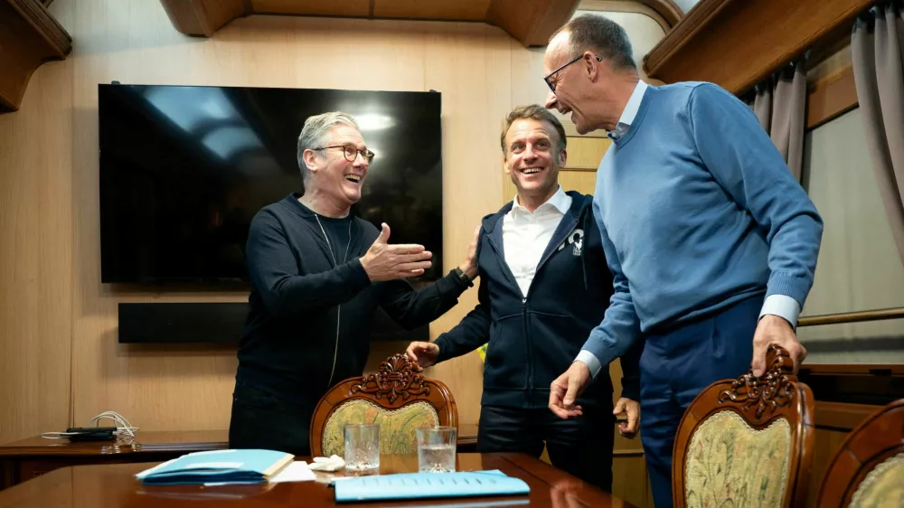 Britain's Prime Minister Keir Starmer meets with French President Emmanuel Macron and German Chancellor Friedrich Merz on board a train to the Ukrainian capital Kyiv where all three will hold meetings with Ukrainian President Volodymyr Zelensky, May 9, 2025. Stefan Rousseau/Pool via REUTERS