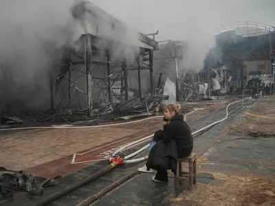 FILE PHOTO: A vendor sits at the site of the Barabashovo market hit by Russian drone strike, amid Russia's attack on Ukraine, in Kharkiv, Ukraine May 6, 2025. REUTERS/Viktoriia Yakymenko/File Photo