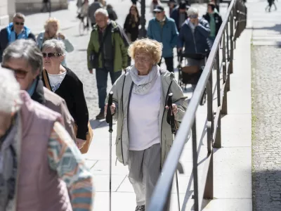 Klicni center 114 bo s 15. majem prevzel novo nalogo ter starej&scaron;im in drugim zainteresiranim poleg informacij o poplavah in pokojninski reformi ponujal tudi informacije o dolgotrajni oskrbi. Fotografija je simbolična. Foto: Nik Erik Neubauer Q