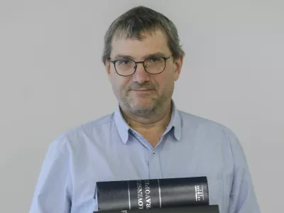 - 25.11.2022 &ndash; dr. Simon Krek, jezikoslovec &ndash; vodja Centra za jezikovne vire in tehnologije Univerze v Ljubljani, dnevnikov kolumnist //FOTO: Jaka Gasar