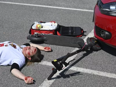 V prometnih nesrečah si uporabniki električnih skirojev največkrat po&scaron;kodujejo glavo, zapestja in prsni ko&scaron;. Fotografija je simbolična. Foto: Nik Erik Neubauer