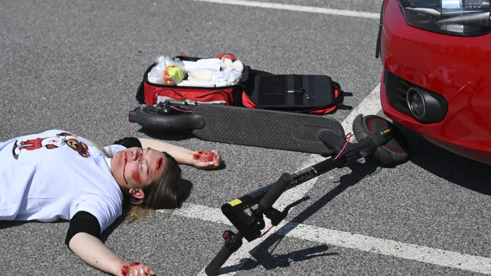 V prometnih nesrečah si uporabniki električnih skirojev največkrat po&scaron;kodujejo glavo, zapestja in prsni ko&scaron;. Fotografija je simbolična. Foto: Nik Erik Neubauer