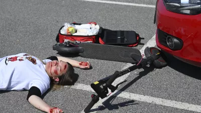 V prometnih nesrečah si uporabniki električnih skirojev največkrat po&scaron;kodujejo glavo, zapestja in prsni ko&scaron;. Fotografija je simbolična. Foto: Nik Erik Neubauer