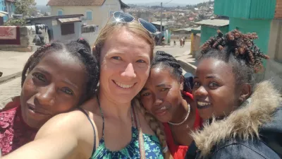 Anja Kovačič z otroki na Madagaskarju / Foto: Osebni Arhiv