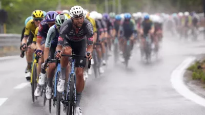 The pack rides during the sixth stage of the Giro d'Italia cycling race from Potenza to Naples, Italy, Thursday, May 15, 2025. (Fabio Ferrari/LaPresse via AP)