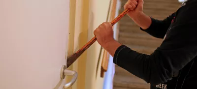 - simbolična fotografija - vlomilec - vlomi v stanovanja ali stanovanjske hiše - tatovi - vandalizem - objestnost - uničevanje tuje lastnine - kaznivo dejanje - vlom - vlamljanje - dleto - "pajser" //FOTO: Bojan Velikonja