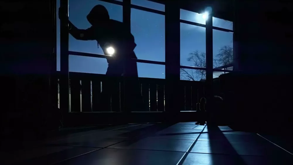 Petintridesetletnik obtožbe o 54 vlomih v hi&scaron;e zaenkrat &scaron;e ne komentira. F Reuters 