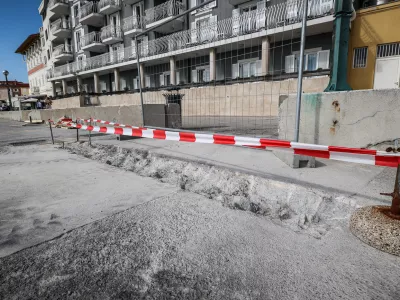 Začela se je sanacija obalnega območja pred Gledali&scaron;čem Tartini in hotelom Piran. Foto: Občina Piran
