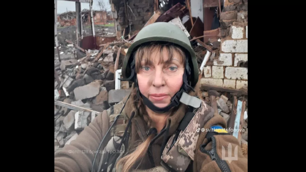 Svitlana na sliki med ru&scaron;evinami v vasi Staromajorske. Foto: General&scaron;tab ukrajinske vojske