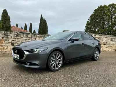 Mazda3 sodi med v&scaron;ečnej&scaron;e limuzine na trgu. Ima določene omejitve pri prevažanju zajetnej&scaron;ega tovora, saj je prtljažna luknja ozka. Foto:&nbsp;Matej &Scaron;takul