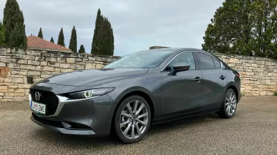 Mazda3 sodi med v&scaron;ečnej&scaron;e limuzine na trgu. Ima določene omejitve pri prevažanju zajetnej&scaron;ega tovora, saj je prtljažna luknja ozka. Foto:&nbsp;Matej &Scaron;takul