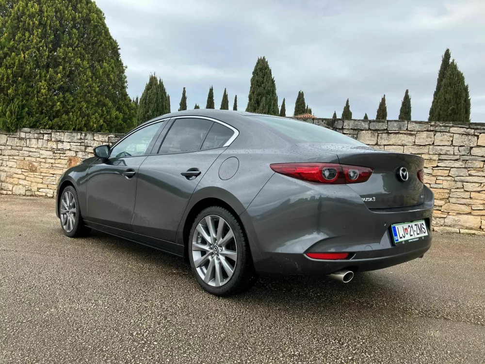 Notranjost je udobna in z vonjem po &scaron;portnosti. Na zadnji klopi ni prostorskega presežka. Barvni zaslon ni na dotik.&nbsp;Foto:&nbsp;Matej &Scaron;takul