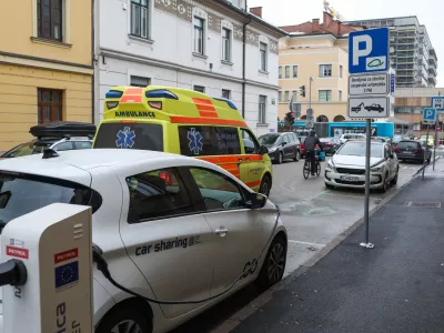 Občina se namerava v kratkem ponovno lotiti iskanja partnerja, s katerim bi sklenila javno-zasebno partnerstvo za vzpostavitev javnega sistema souporabe električnih vozil. Foto: Bojan Velikonja