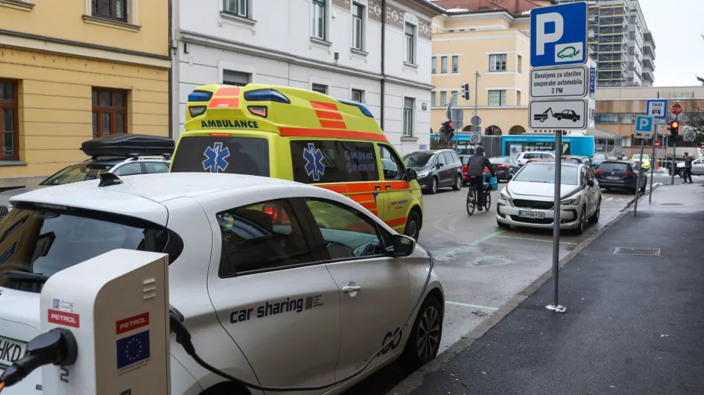 Občina se namerava v kratkem ponovno lotiti iskanja partnerja, s katerim bi sklenila javno-zasebno partnerstvo za vzpostavitev javnega sistema souporabe električnih vozil. Foto: Bojan Velikonja