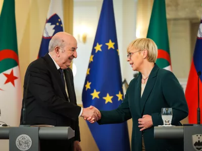 Ljubljana, Kongresni trg.Obisk alzirskega predsednika v Sloveniji.Novinarska konferenca alzirskega predsednika Abdelmadzida Tebuna in predsednice republike Natase Pirc Musar.