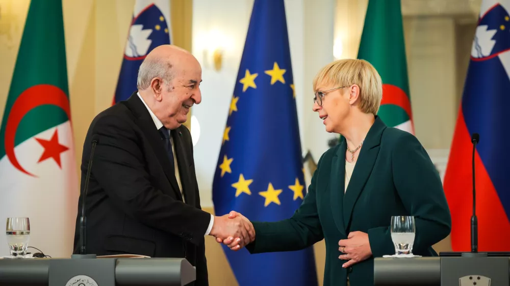 Ljubljana, Kongresni trg.Obisk alzirskega predsednika v Sloveniji.Novinarska konferenca alzirskega predsednika Abdelmadzida Tebuna in predsednice republike Natase Pirc Musar.