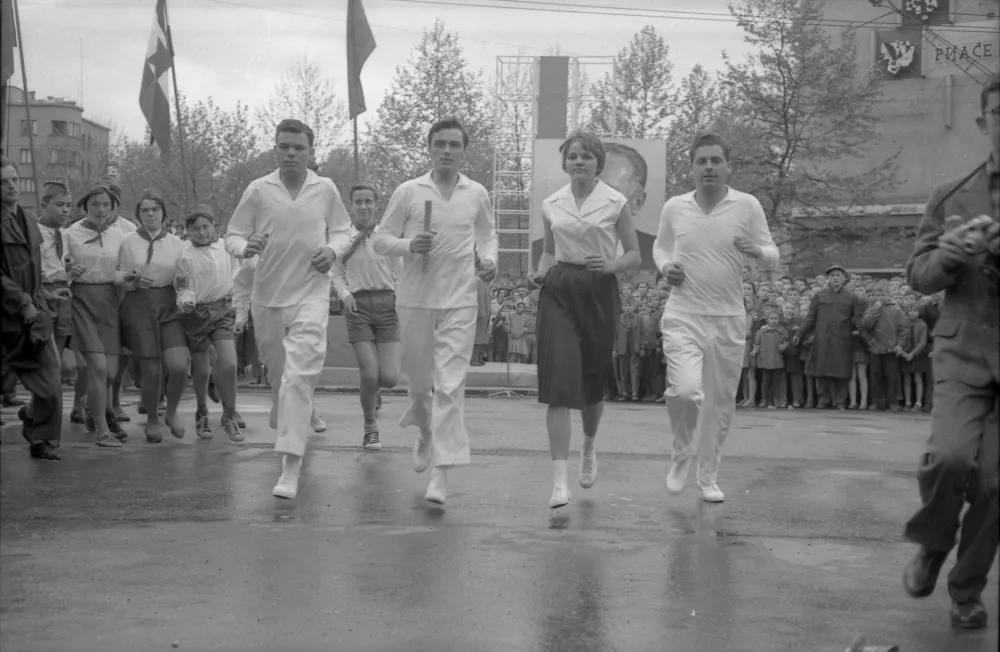 ﻿Titova &scaron;tafetaSlovesen sprejem &scaron;tafete mladosti pri kavarni Evropa 22.4.1961: med &scaron;portniki, ki so nosili palico, je bil Jože &Scaron;libar, svetovni rekorder v smuč. Skokih. / Foto: Marjan Ciglič