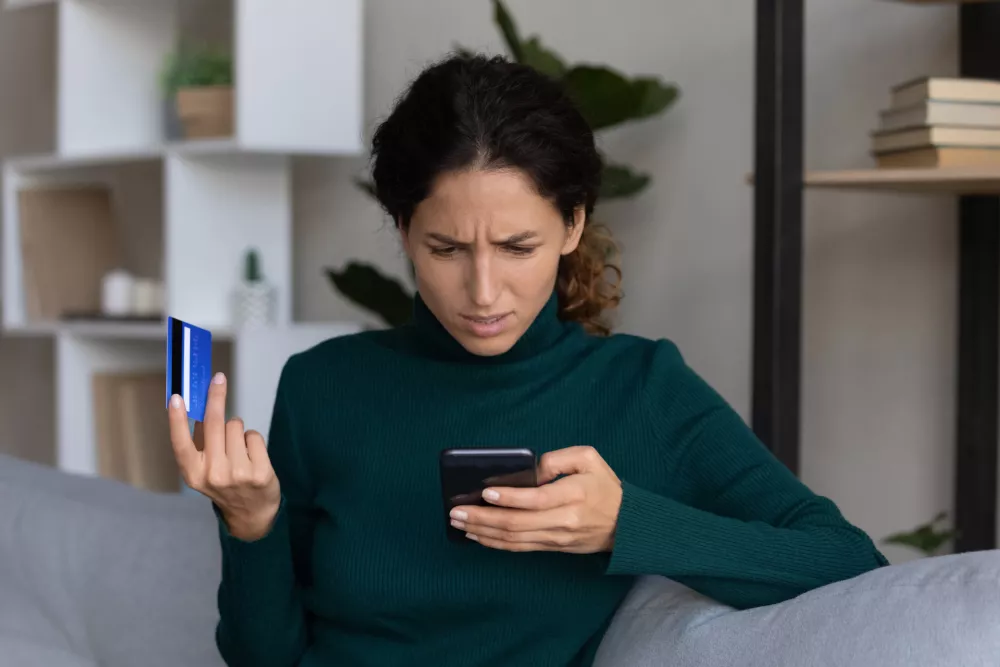 Internet scam. Concerned young hispanic lady looking on smartphone screen having finance savings stolen from bank card as money fraud result. Upset nervous latin woman become online scammers victim / Foto: Istockphoto
